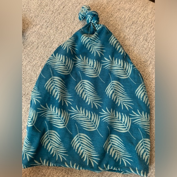 Newborn knot gown green feathers baby boy girl sleep outfit with matching hat - Picture 3 of 6